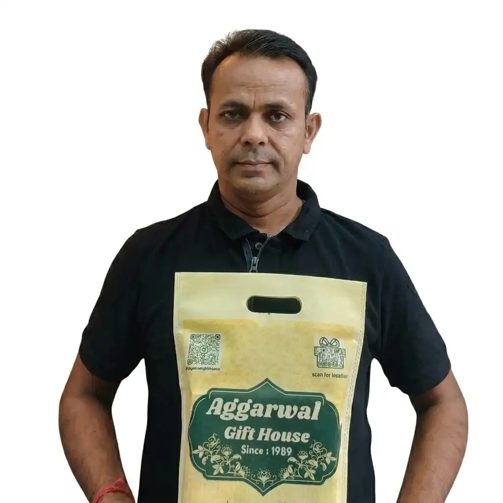 Home Mahesh Aggarwal from Aggarwal Gift House, Patran, holding an Aggarwal Gift House bag – Zelora Naturals™ customer.